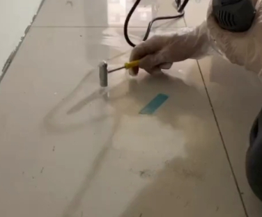 清水瓷砖开裂维修公司专业分享瓷砖在铺贴前如果没有沥干水分，将会导致以下问题